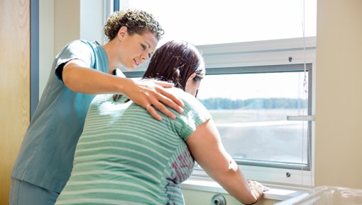 Foto von einer schwangeren Frau und einer Krankenschwester