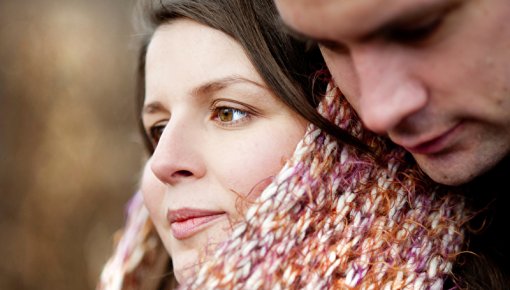 Junge schwangere Frau und Partner in herbstlicher Natur