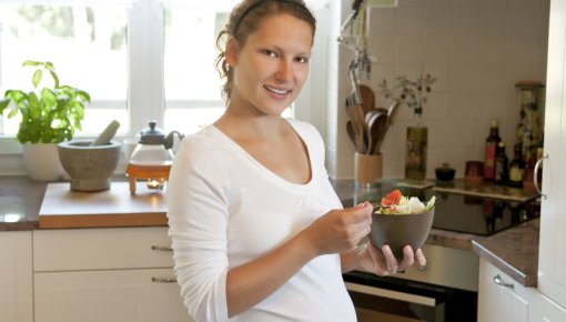 Foto von einer schwangeren Frau mit Salat