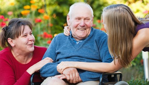 Foto von Großvater im Kreise der Familie