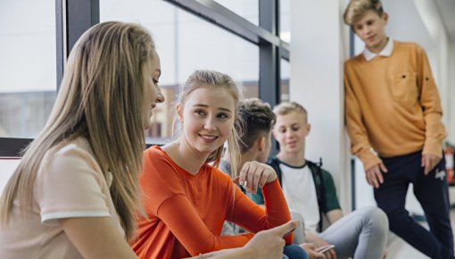 Jugendliche beim Gespräch in der Schulpause