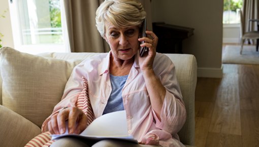 Foto von Frau beim Telefonieren