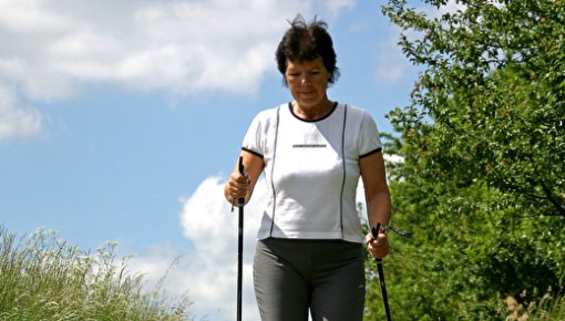 Foto von Frau beim Nordic Walking