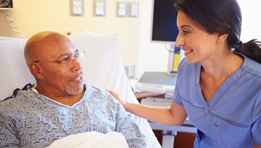 Foto von Pflegekraft und Patient im Krankenhaus