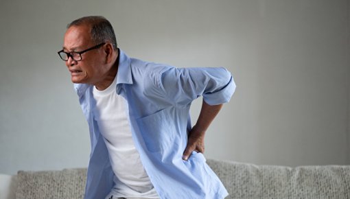 Foto von Mann mit Rückenschmerzen