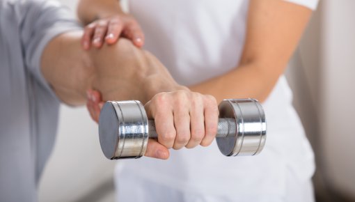 Foto von Mann beim Training mit einer Hantel