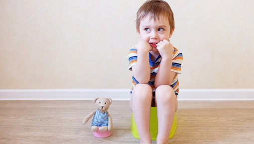 Foto von kleinem Jungen auf dem Töpfchen