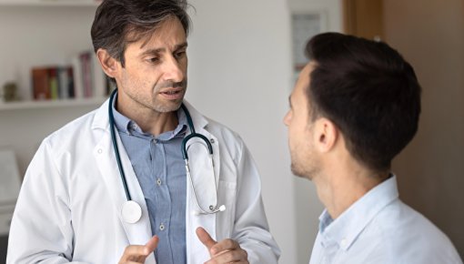 Foto von Arzt und Patient in der Sprechstunde