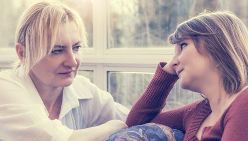 Foto von zwei Frauen im Gespräch