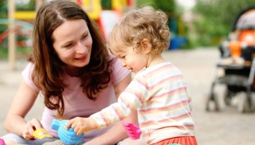 Foto von Mutter und Kind auf dem Spielplatz