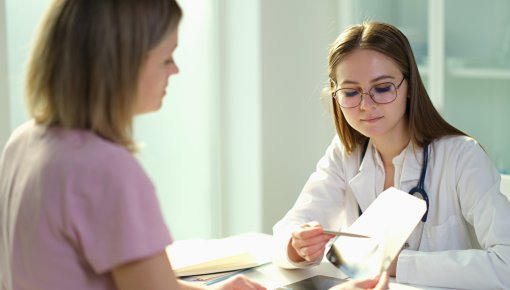 Foto von Patientin und Frauenärztin im Beratungsgespräch