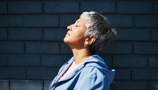 Foto von Frau, die die Sonne genießt