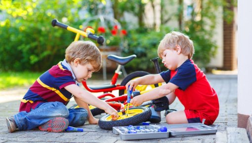 Foto von zwei Jungen beim Spielen