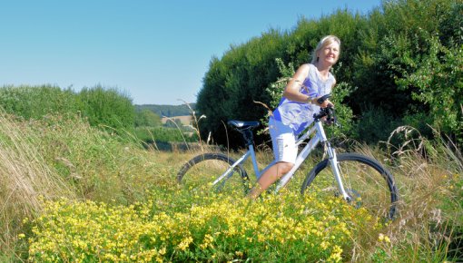 Foto von Frau beim Radfahren