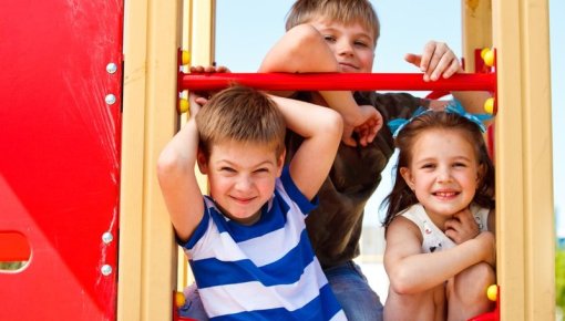 Foto von Kindern auf Klettergerüst