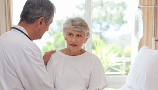 Foto von Patientin und Arzt im Krankenhaus