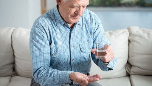 Foto von älterem Mann bei der Antibiotika-Einnahme
