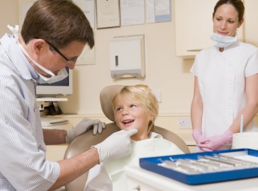 Foto von kleinem Jungen beim Zahnarzt