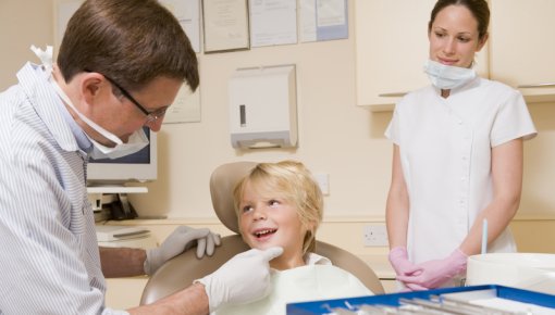 Foto von kleinem Jungen beim Zahnarzt