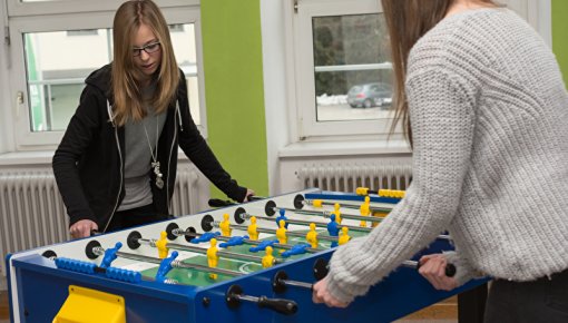 Foto von zwei Mädchen beim Kickern