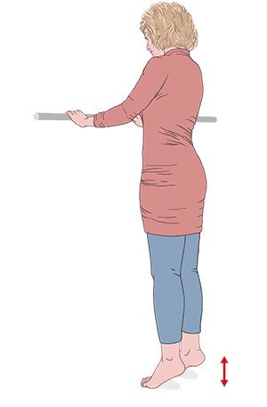 Die Grafik zeigt eine Frau in Rückansicht beim Wadenheben zur Stärkung der Wadenmuskulatur