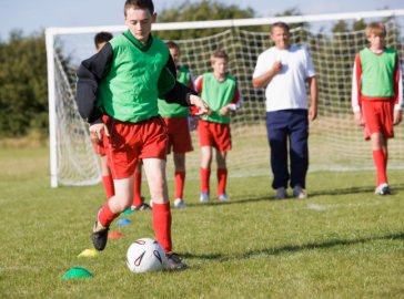 Foto von Jugendgruppe beim Fußballspielen